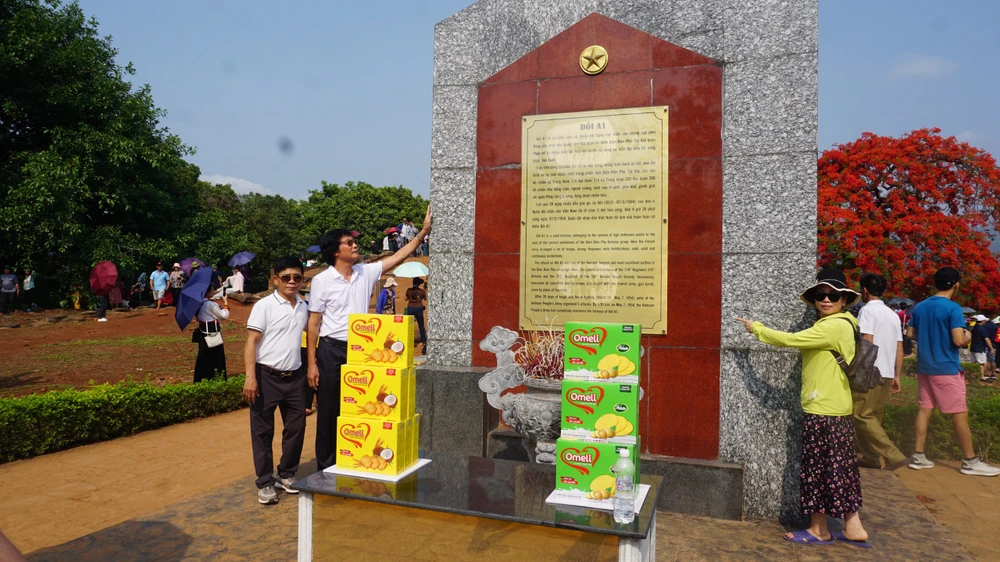 Hàng vạn người tham quan Đồi A1 trước ngày đại lễ chiến thắng Điện Biên Phủ