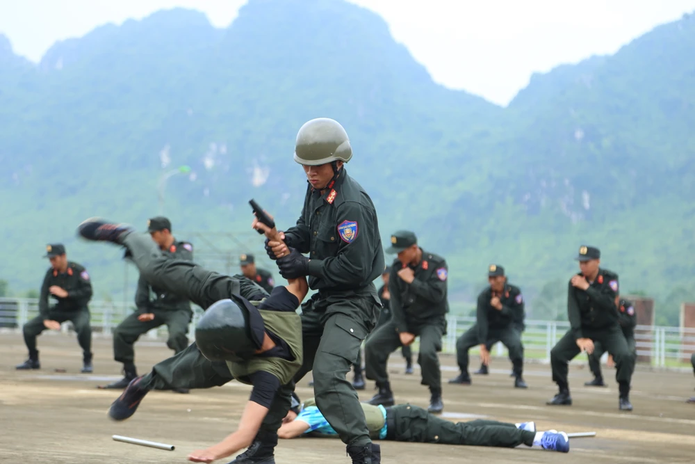 Cận cảnh các chiến sĩ Cảnh sát đặc nhiệm tham dự huấn luyện nâng cao đặc biệt
