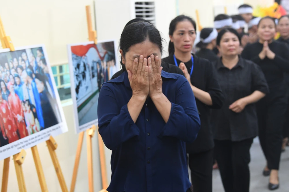 Người dân đẫm lệ đến kính viếng Tổng Bí thư Nguyễn Phú Trọng-11.jpg