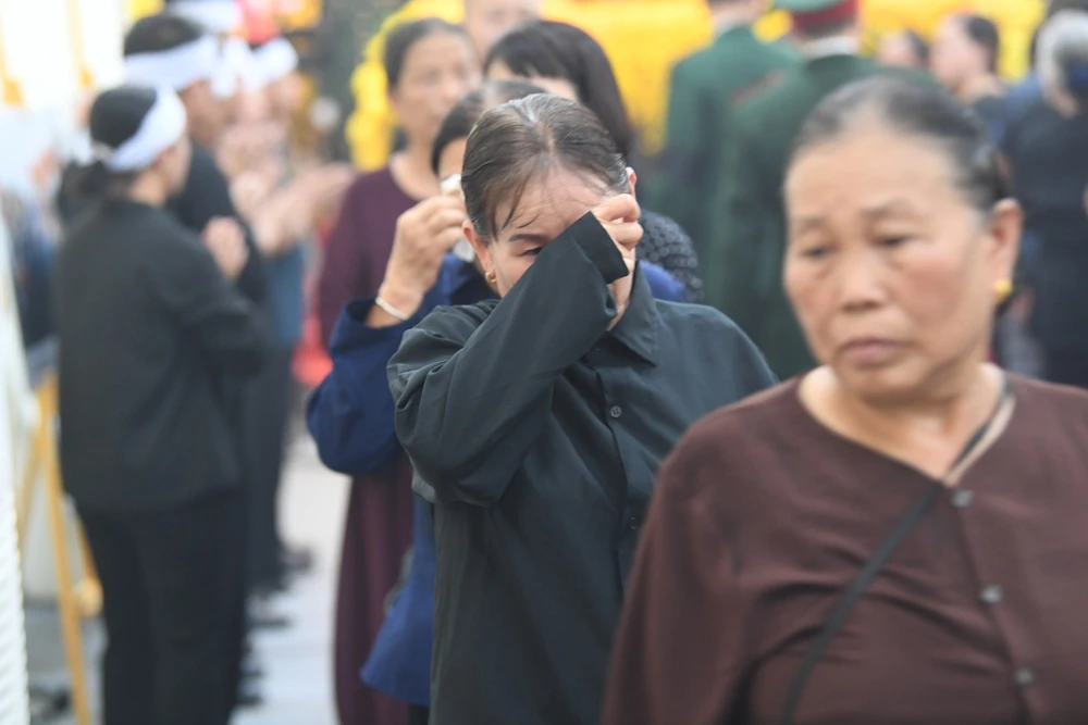 Người dân đẫm lệ đến kính viếng Tổng Bí thư Nguyễn Phú Trọng-15.jpg