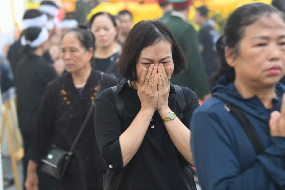 Người dân đẫm lệ đến kính viếng Tổng Bí thư Nguyễn Phú Trọng-2.jpg
