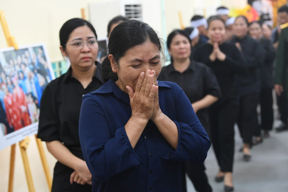 Người dân đẫm lệ đến kính viếng Tổng Bí thư Nguyễn Phú Trọng-9.jpg