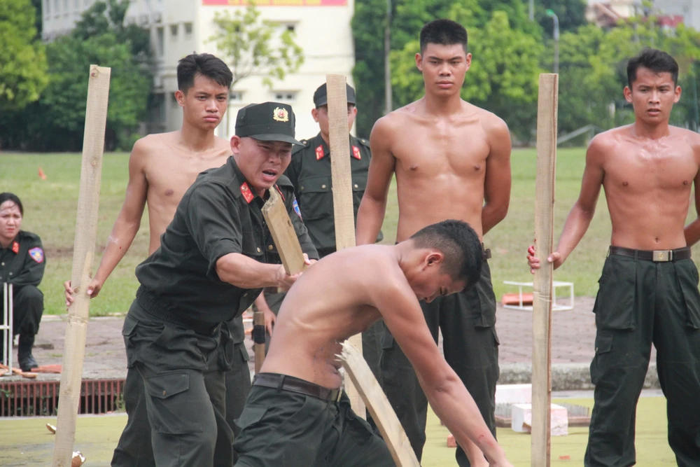 Can-bo-nguon-Uy-vien-Trung-chiem-nguong-Canh-sat-co-dong-dien-tap-2.jpg