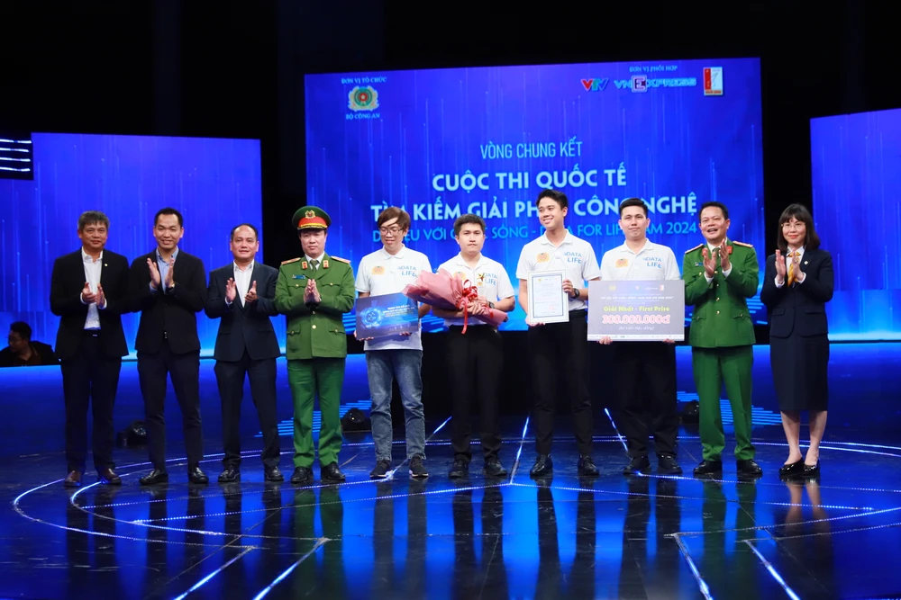 Chung-ket-cuoc-thi-Data-for-life-2024-goi-ten-doi-chien-thang-8.JPG