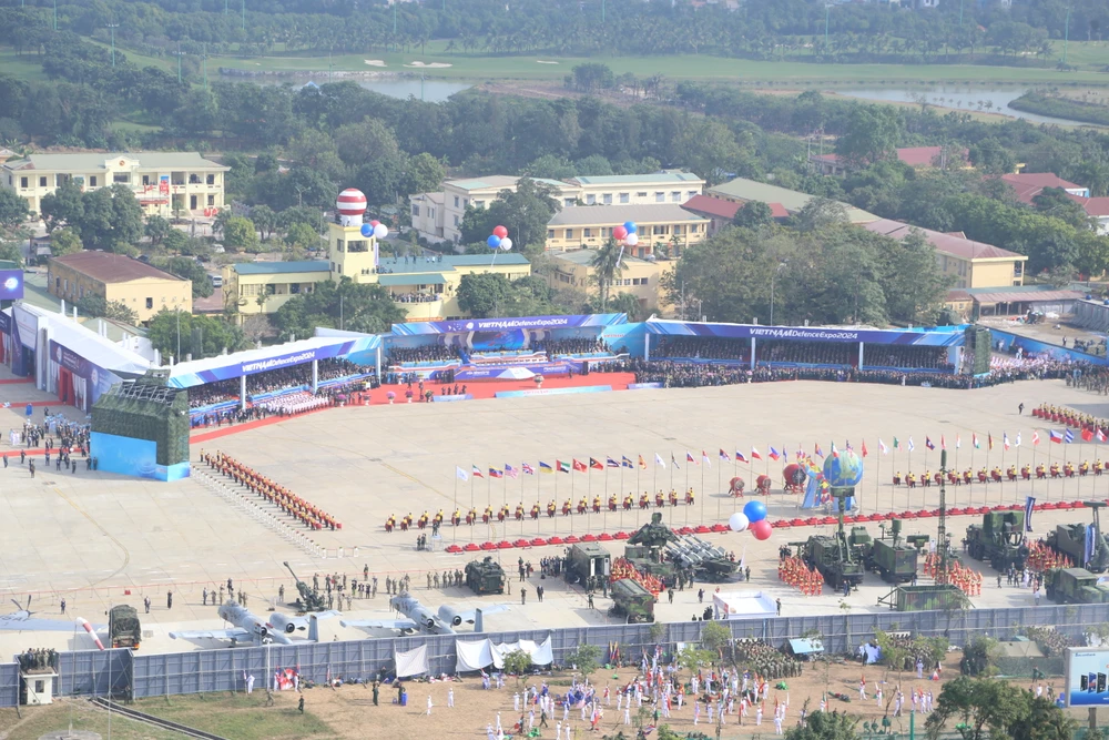 Trien-lam-Quoc-phong-quoc-te-Viet-Nam-2024-Nhin-tu-co-to-quoc-tren-cao-10.JPG