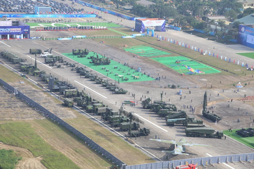 Trien-lam-Quoc-phong-quoc-te-Viet-Nam-2024-Nhin-tu-co-to-quoc-tren-cao-12.JPG
