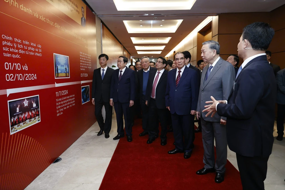 Tổng Bí thư Tô Lâm, Thủ tướng Phạm Minh Chính, Chủ tịch Quốc hội Trần Thanh Mẫn, nguyên Tổng Bí thư Nông Đức Mạnh cùng các đại biểu tham dự Hội nghị tham quan khu triển lãm của Bộ Công an.