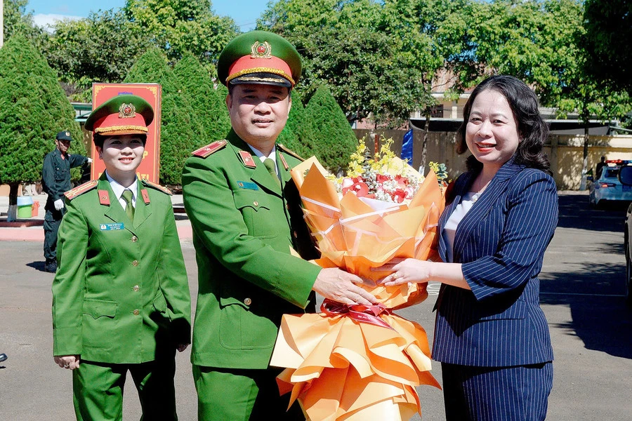 Cán bộ, chiến sĩ Trung đoàn Cảnh sát cơ động Tây Nguyên tặng hoa, đón mừng Phó Chủ tịch nước Võ Thị Ánh Xuân cùng đoàn công tác đến thăm, chúc Tết. Ảnh: Đ.T