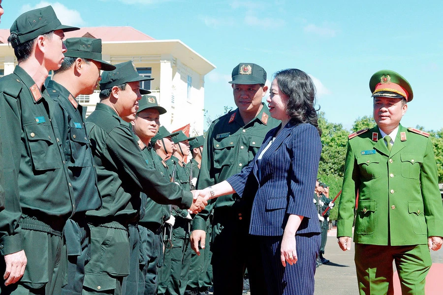Phó-Chu-tich-nuoc-Vo-Thi-Anh-Xuan-tham-chuc-te-Trung-doan-Canh-sat-cơ-dong-Tay-Nguyen-2.jpg
