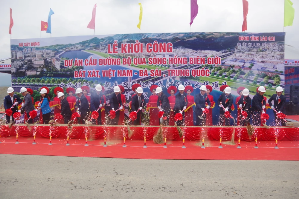 Khoi-cong-xay-dung-cau-duong-bo-qua-song-Hong-bien-gioi-Viet-Trung-5.JPG