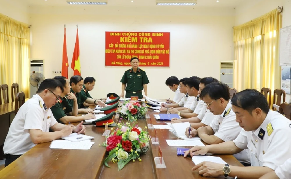 Đại tá Hà Huy Khánh, Phó Tư lệnh BCCB kiểm tra năng lực rà phá bom mìn vật nổ tại Lữ đoàn 83 Hải quân, tháng 6-2023. Ảnh: BCCB