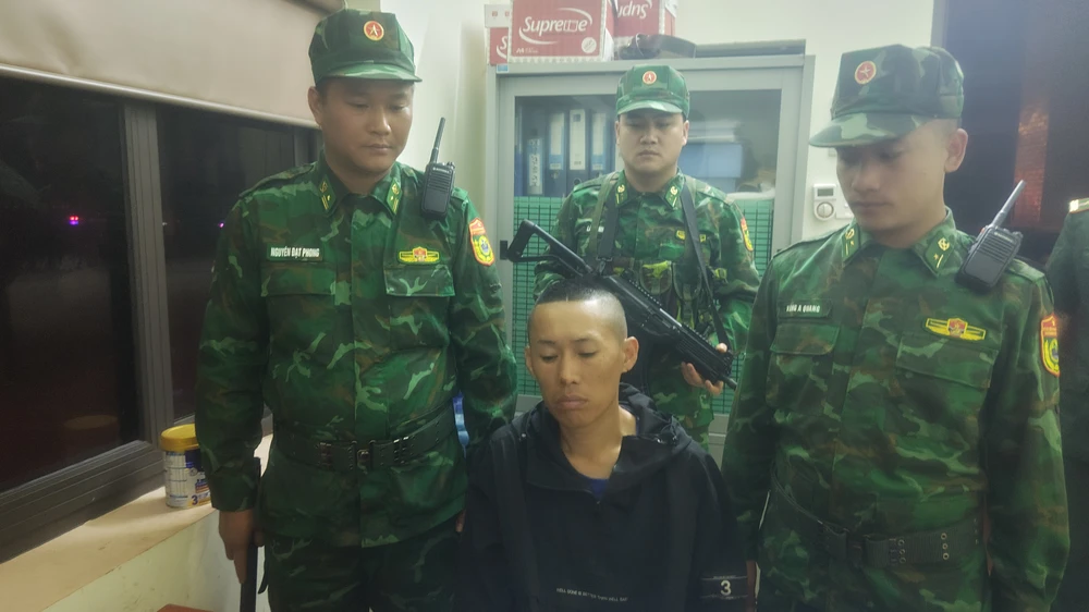 Bien-phong-cua-khau-Lao-Cai-bat-giu-mot-doi-tuong-gay-an.JPG