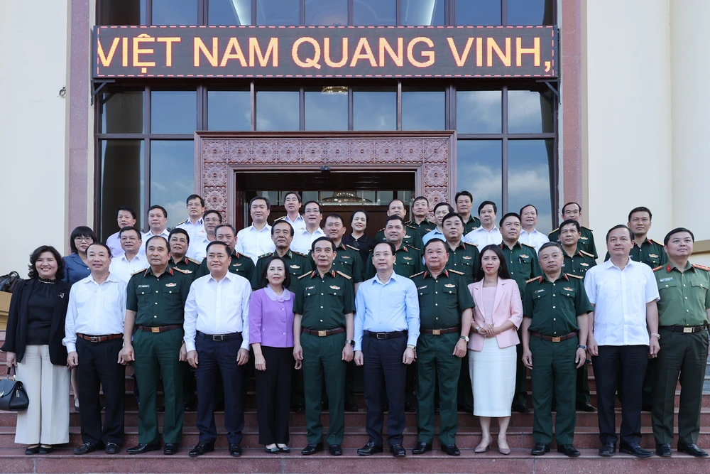 Đại tướng Phan Văn Giang nhấn mạnh, Lạng Sơn phải kết hợp chặt chẽ giữa phát triển kinh tế-xã hội với củng cố quốc phòng, an ninh, tạo môi trường ổn định, thuận lợi để phát triển kinh tế-xã hội của địa phương. Ảnh: VỮNG NGUYỄN