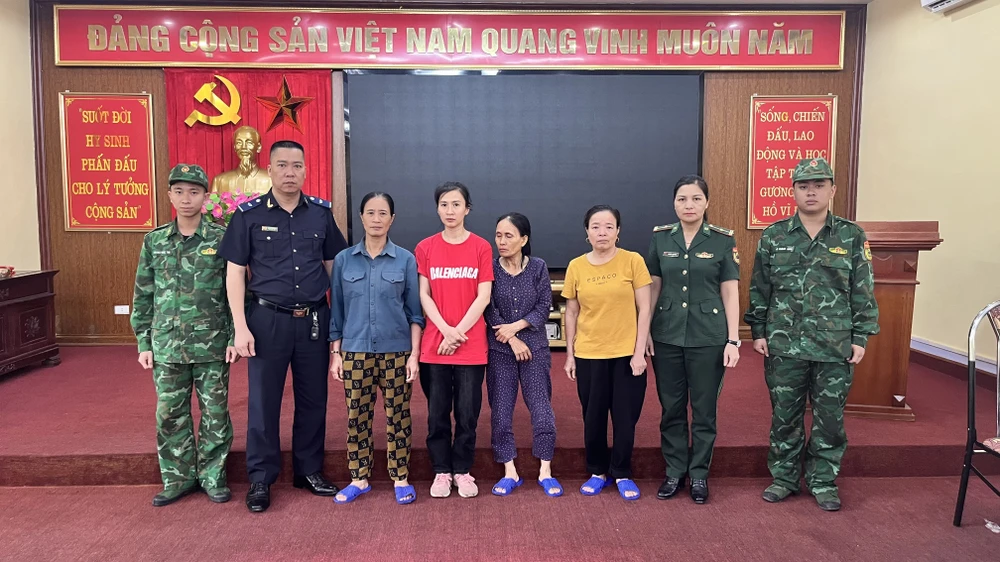 Bốn đối tượng vận chuyển ngoại tệ trái phép qua biên giới bị Biên phòng Lào Cai bắt giữ.