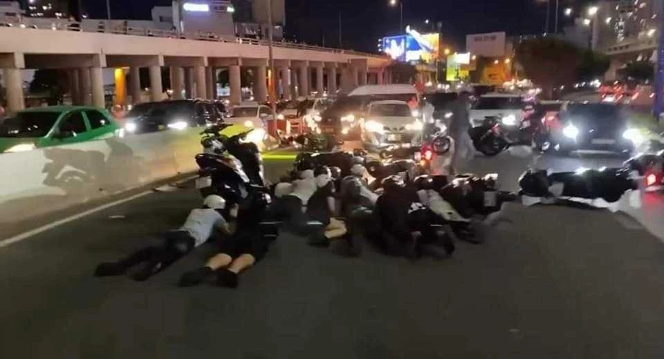 Nhiều thanh niên bị lực lượng chức năng bắt giữ.