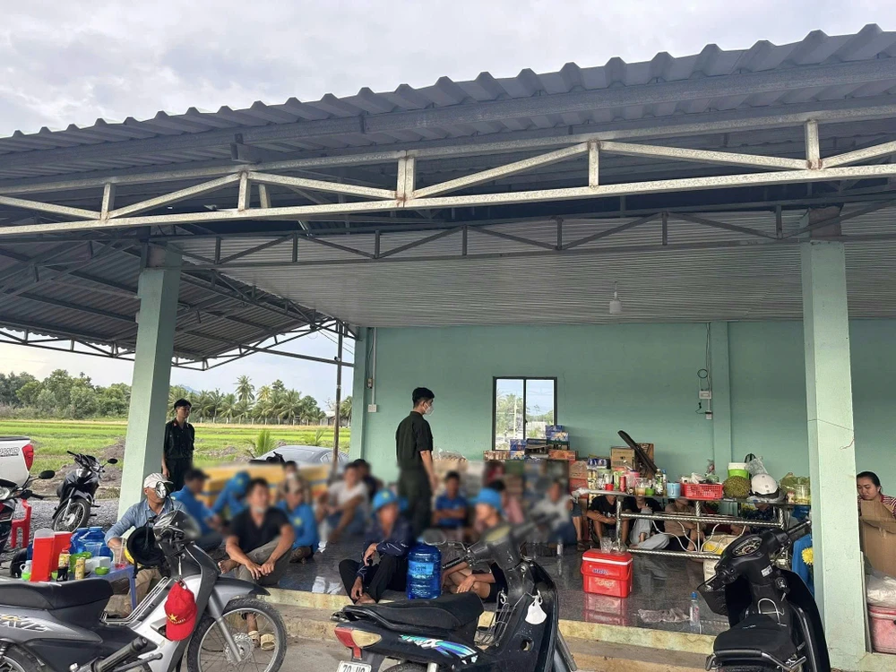 gần 100 người (1).jpg