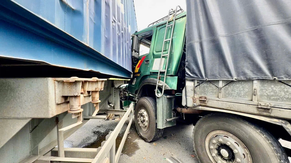Xe tải và xe container.jpg
