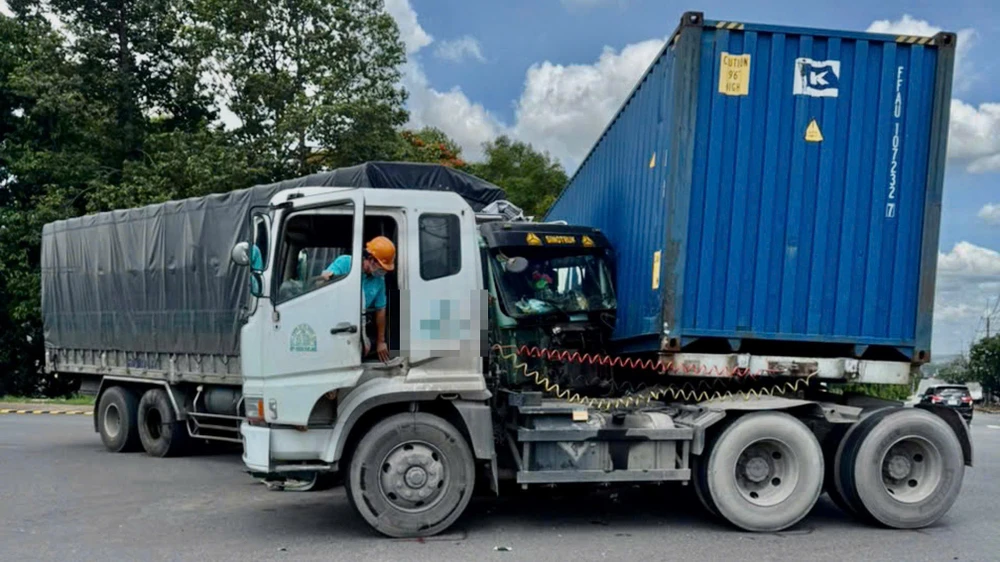 Xe tải và xe container1.jpg