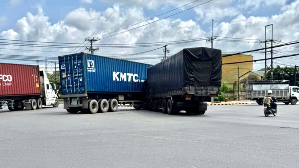 Xe tải và xe container2.jpg