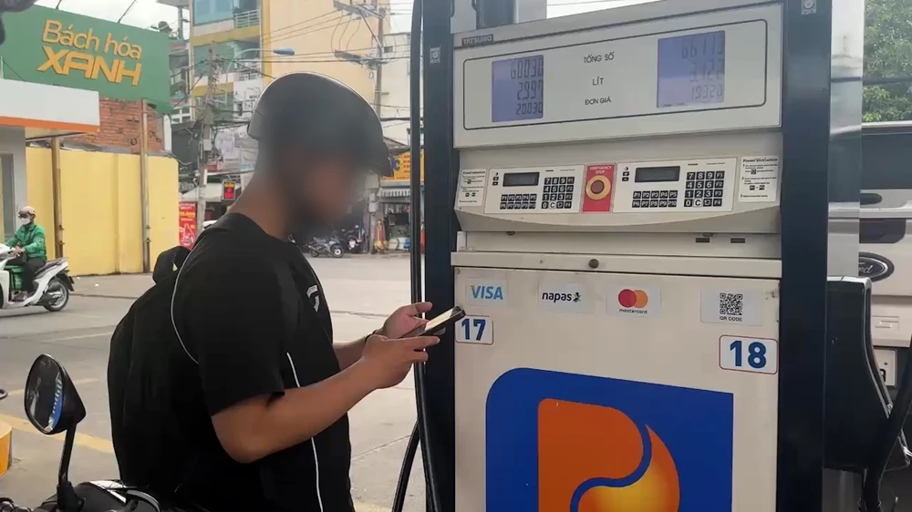 mang điện thoại vào cây xăng3.jpg