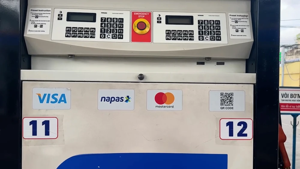 Người dân thanh toán bằng hình thức quét mã QR tại trụ bơm xăng4.jpg