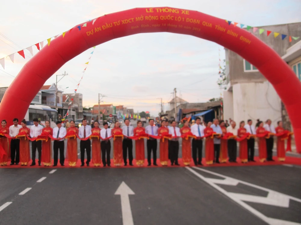 Thông xe quốc lộ 1 mở rộng đoạn qua tỉnh Bình Định ảnh 1