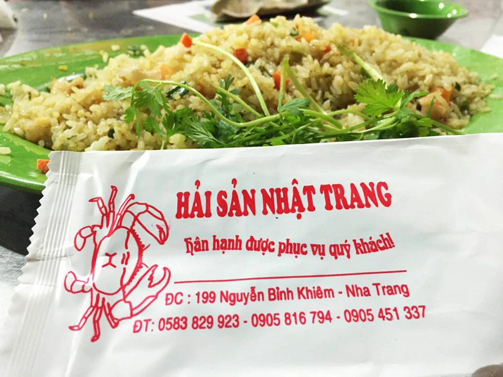 Hất đồ ăn tung tóe vào người du khách rồi đuổi ra khỏi quán ảnh 1