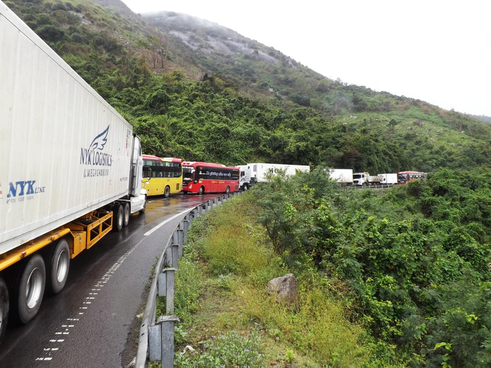 Xe tải lật trên đèo Cả, quốc lộ 1 bị ùn tắc ảnh 1