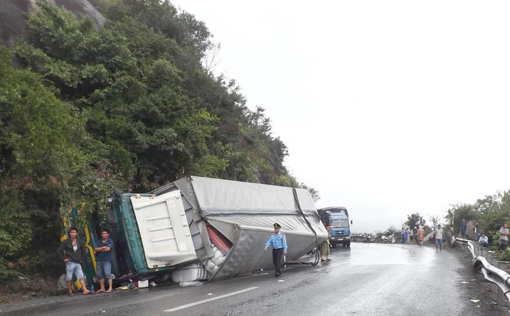 Xe tải lật trên đèo Cả, quốc lộ 1 bị ùn tắc ảnh 2