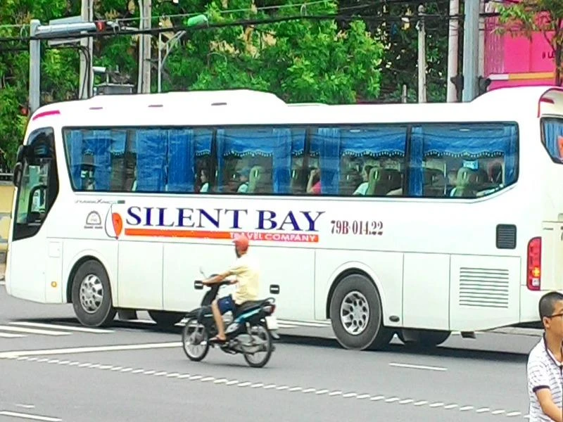 Xe đưa đón khách du lịch của Công ty Silent Bay