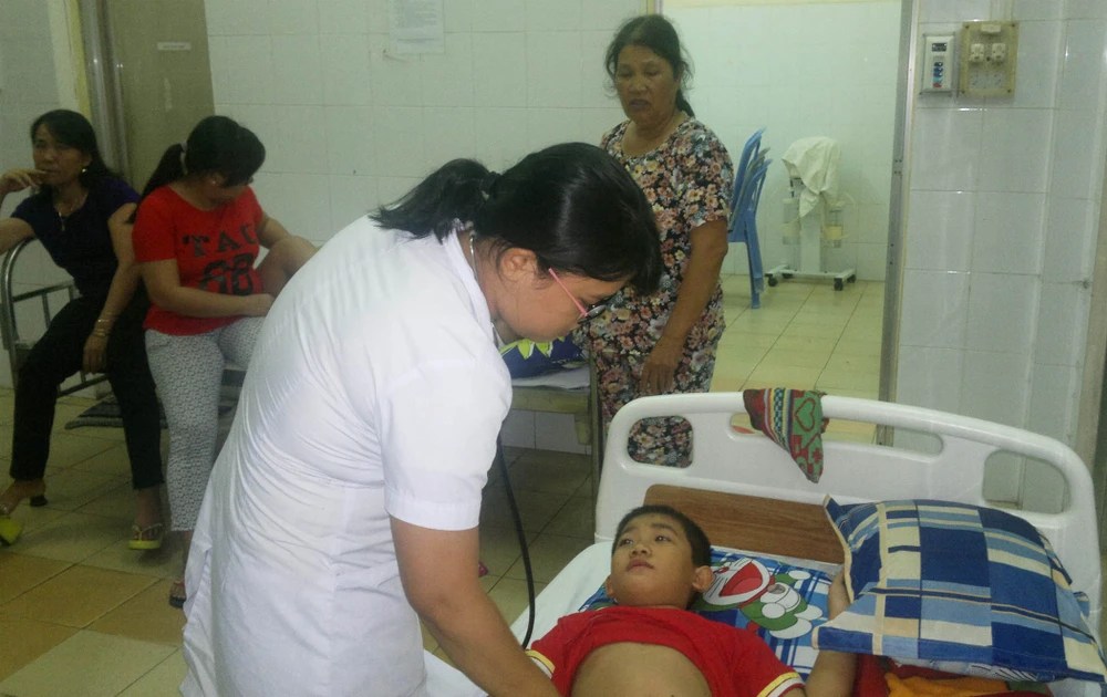 Một trẻ em nhập viện tại BV Sản Nhi Phú Yên sau khi ăn bánh mì. Ảnh: TL