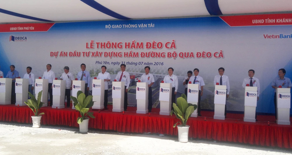 Thực hiện nghi thức bấm nút thông hầm. Ảnh: TẤN LỘC