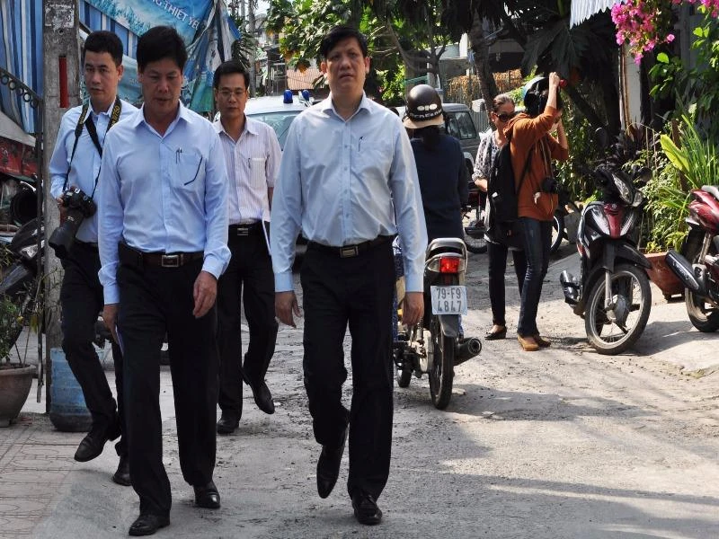 Đoàn công tác Bộ Y tế thị sát khu vực có bệnh nhân nhiễm virus Zika ở TP Nha Trang (Khánh Hòa) đầu tháng 4-2016