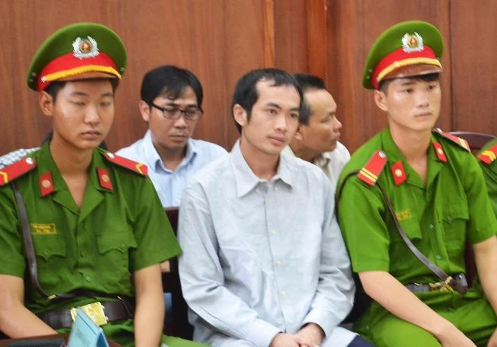 Bị cáo Nguyễn Thân Thảo Thành (hàng đầu) đề nghj hoãn phiên tòa vì sức khỏe không đảm bảo. Ảnh: TẤN TÀI