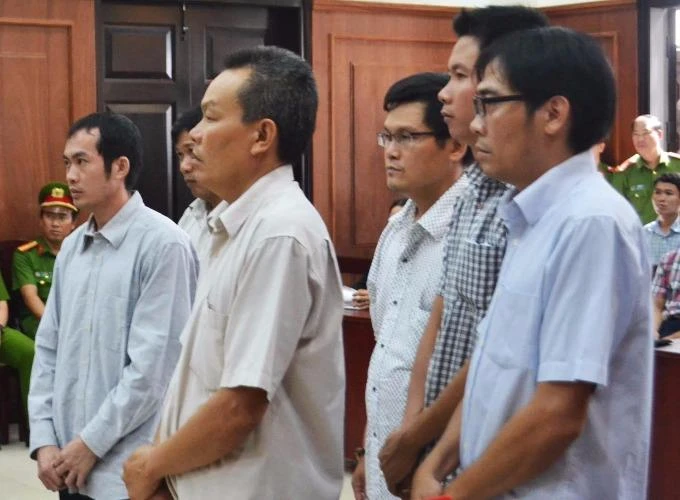 Các bị cáo cựu công an tại phiên tòa sáng nay. Ảnh: TẤN TÀI