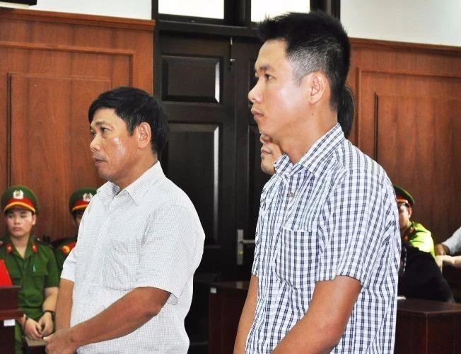 Bị cáo Lê Đức Hoàn (bìa trái), nguyên thượng tá, Phó Công an TP Tuy Hòa, đề nghị tòa xử vì vụ án kéo dài quá lâu, bị cáo cảm thấy đã quá mệt mỏi. Ảnh: TẤN LỘC