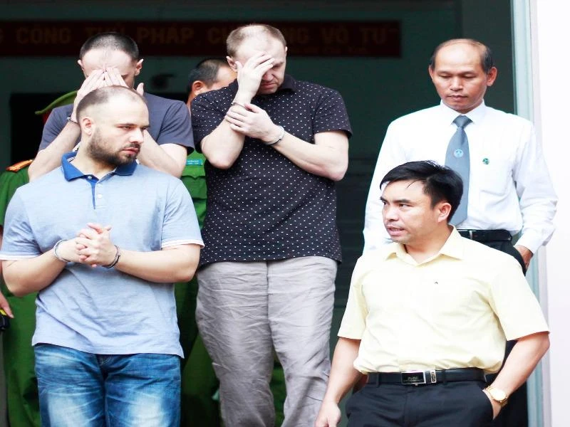 dùng thẻ atm giả để rút tiền