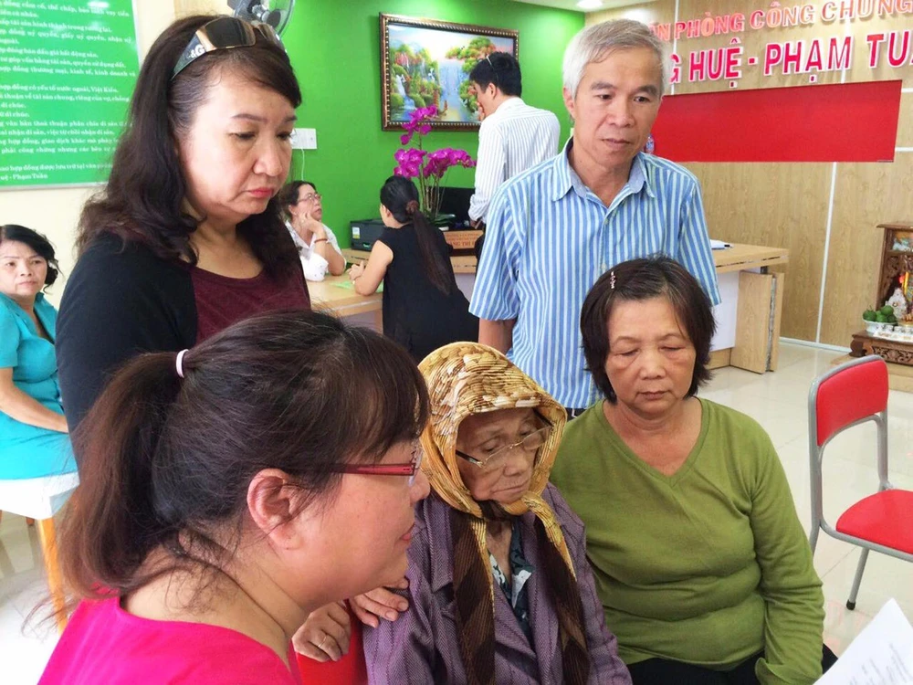 Gia đình cụ Lê Thị Háo đến Văn phòng Công chứng Hoàng Huệ- Phạm Tuấn 