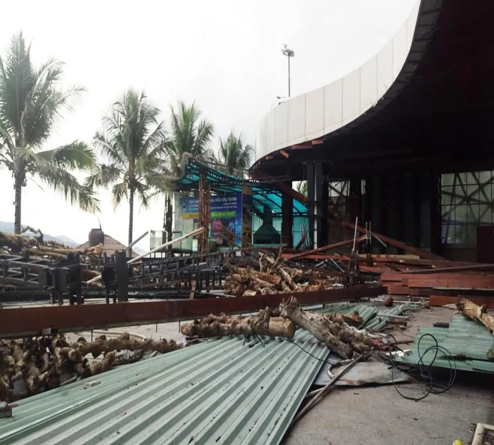 Nhà hàng Bốn Mùa đang được tháo dỡ do che chắn tầm nhìn ra biển Nha Trang