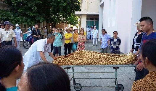 Đưa thi thể sản phụ vào nhà đại thể để khám nghiệm. Ảnh: NGUYỄN VĂN TRANG/BĐO