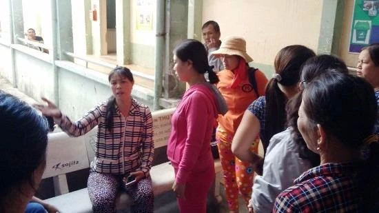 Người thân sản phụ bức xúc cho rằng có sự tắc trách của bác sĩ. Ảnh: NGUYỄN VĂN TRANG/BĐO