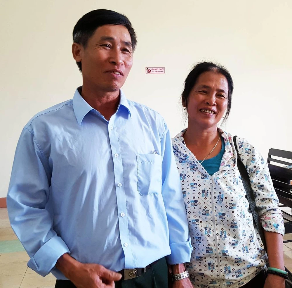Vợ chồng ông Tống Văn Thọ vui mừng sau khi tòa phúc thẩm tuyên hủy quyết định kỷ luật đối với ông. Ảnh: TẤN LỘC
