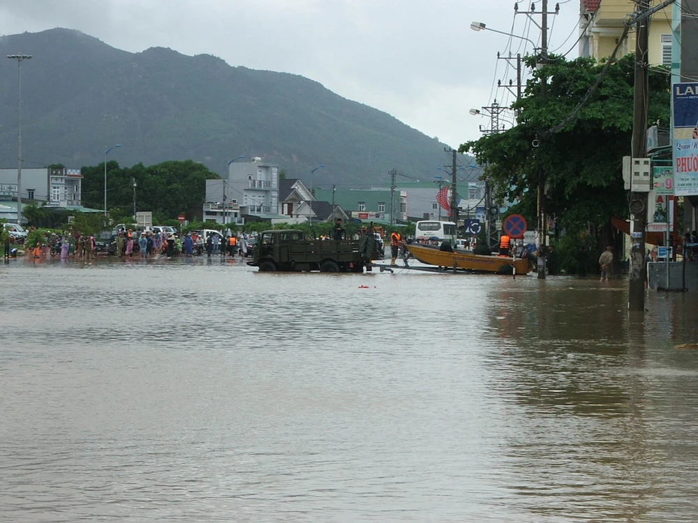 Bình Định ngập sâu trong lũ ảnh 3