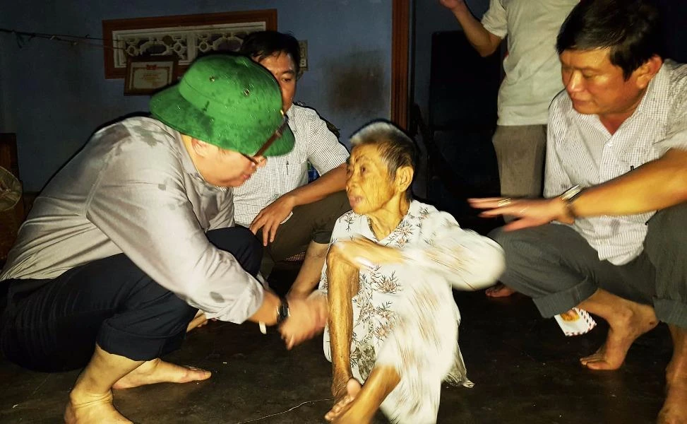 Ông Hoàng Văn Trà, Chủ tịch UBND tỉnh Phú Yên (bìa trái) thăm hỏi, động viên bà Nguyễn Thị Tám (xã Xuân Xuân Bắc, huyện Đồng Xuân) bị thiệt hại do lũ. Ảnh: TẤN LỘC