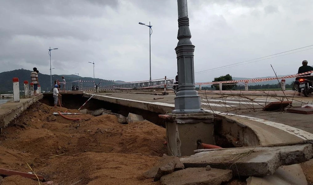 Lũ đánh sập một đoạn đường dẫn cầu La Hai thuộc huyện Đồng Xuân, Phú Yên. Ảnh: TẤN LỘC