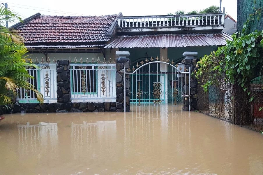 Nhiều khu dân cư ở TP Tuy Hòa vẫn còn bị ngập. Ảnh: TẤN LỘC