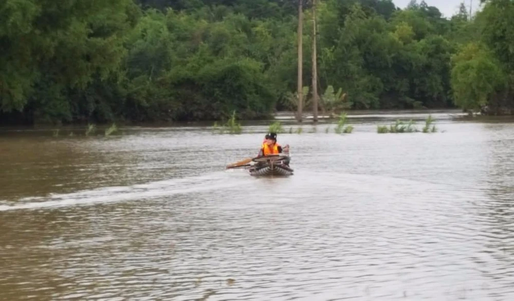 Đến chiều 4-11, nhiều vùng ở huyện Đồng Xuân còn phải đi lại bằng thuyền. Ảnh: TẤN LỘC
