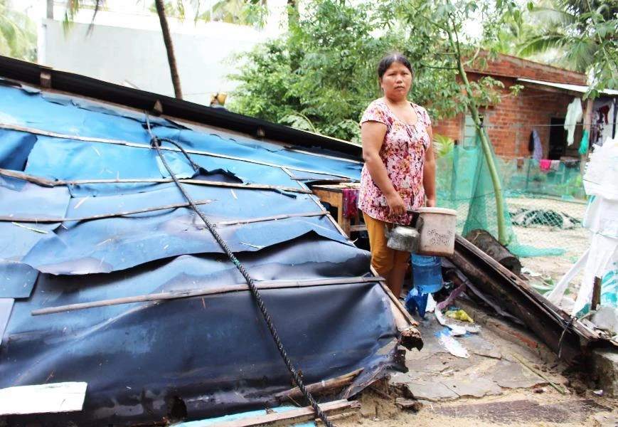 Ngôi nhà của bà Nguyễn Thị Vinh (xã Xuân Cảnh, thị xã Sông Cầu) bị sập hoàn toàn. Ảnh: TẤN LỘC