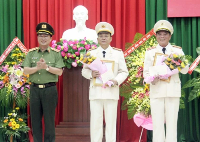 Thượng tướng Nguyễn Văn Thành, Thứ trưởng Bộ Công an (bìa trái) tặng hoa, chúc mừng Thiếu tướng Trần Ngọc Khánh (bìa phải) và Đại tá Nguyễn Khắc Cường. Ảnh: THÀNH LONG