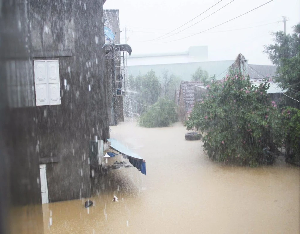 Bình định ngập trong lũ dữ